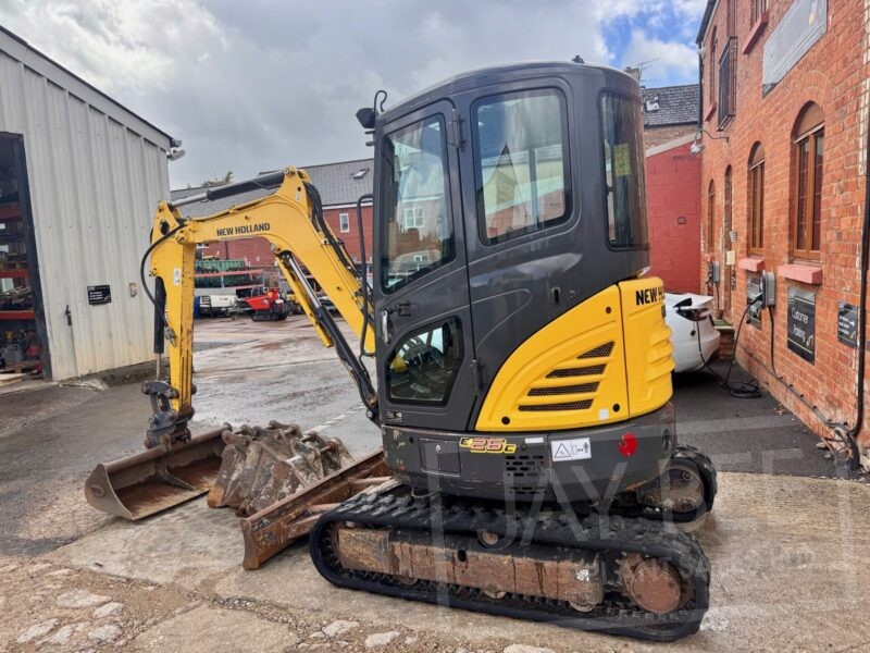 2017 New Holland E26C 8