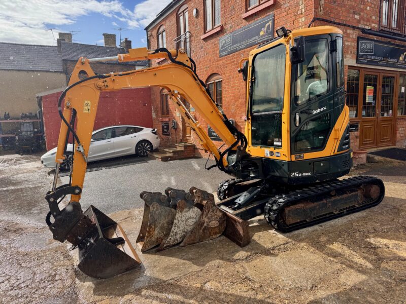 6393-hyundai-r25z-excavator-1